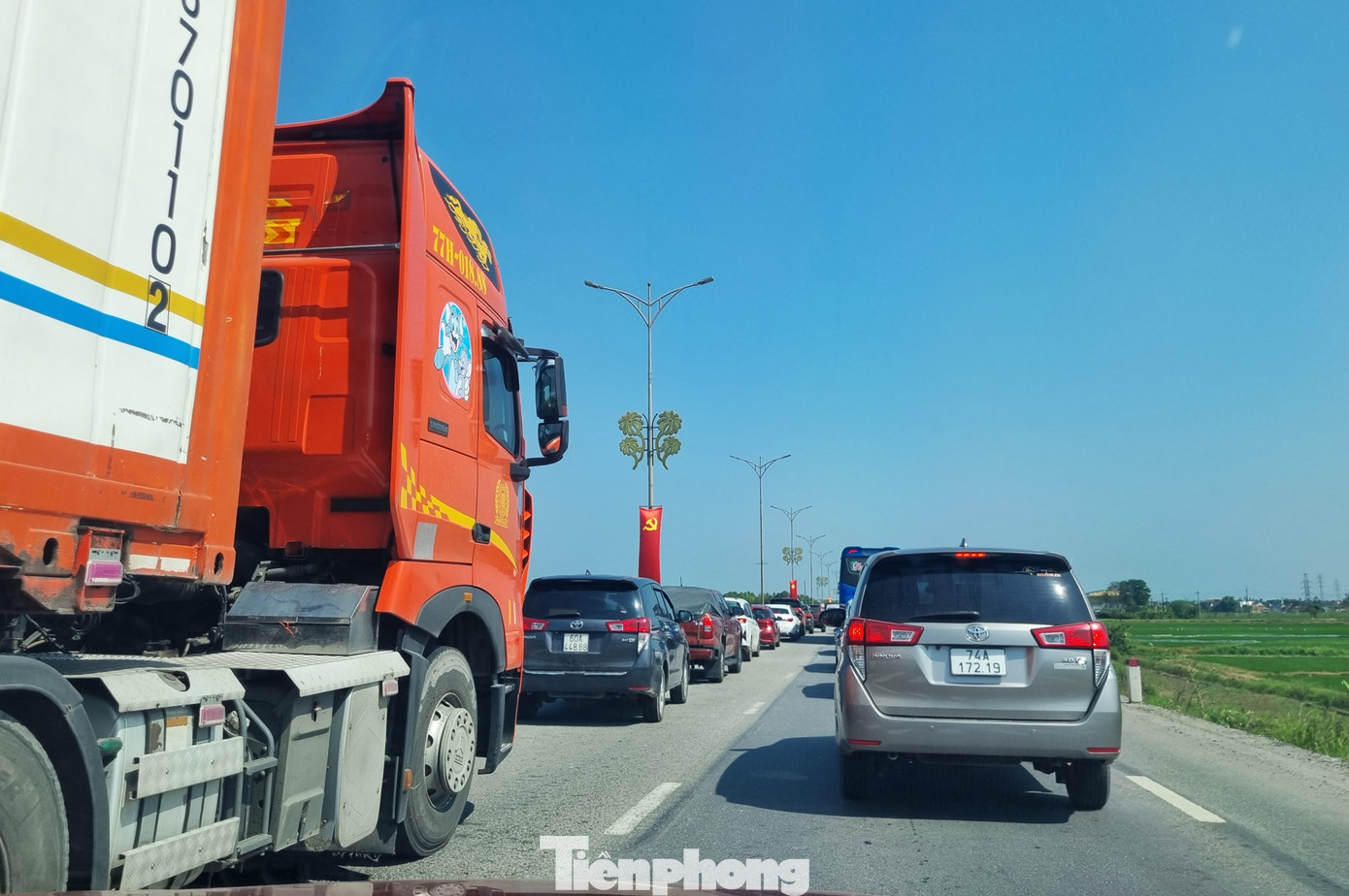 Ô tô nối đuôi bò trên quốc lộ qua miền Trung - Ảnh 1