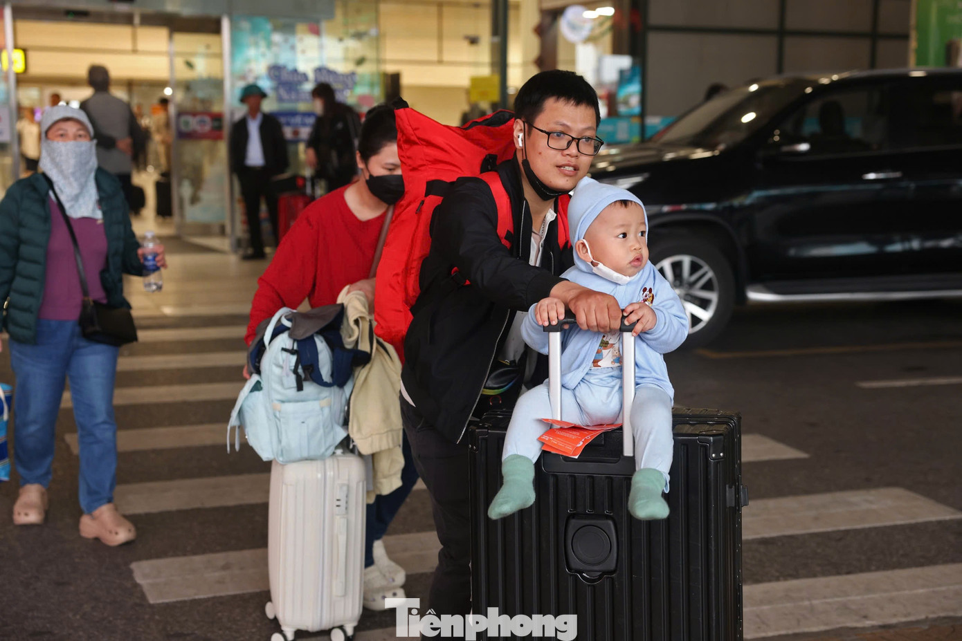 Sân bay Nội Bài đông nghịt - Ảnh 9
