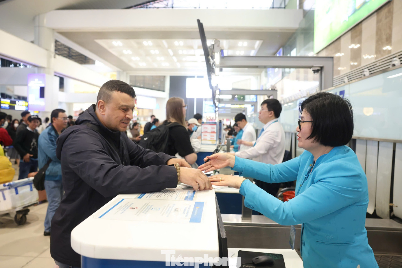 Sân bay Nội Bài đông nghịt - Ảnh 1