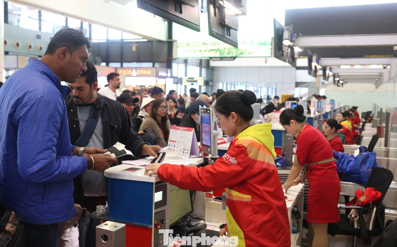Sân bay Nội Bài đông nghịt - Ảnh 2