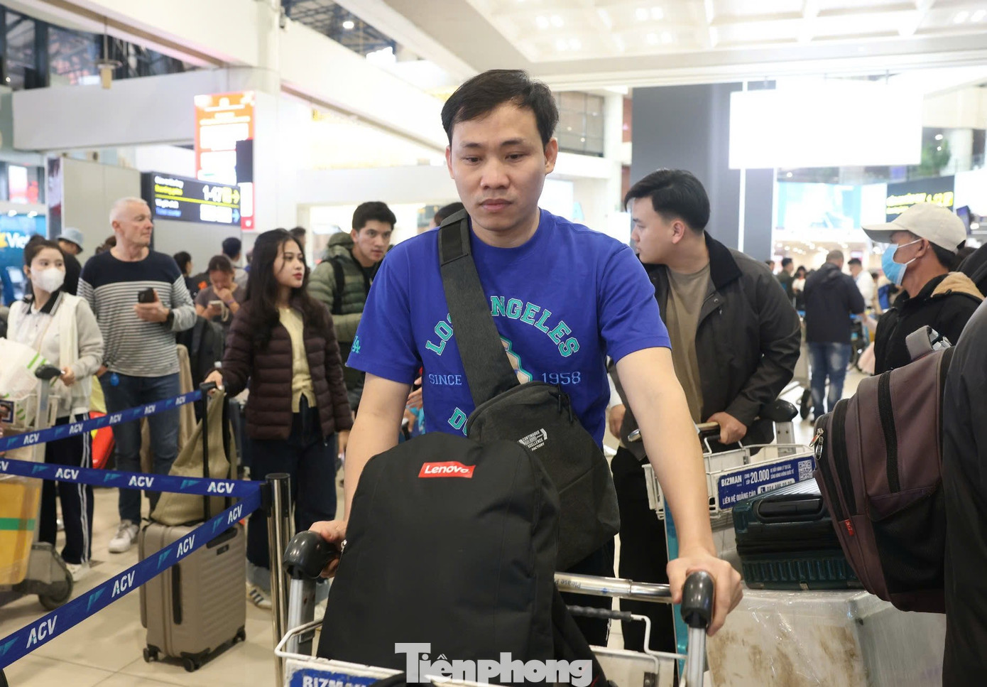 Sân bay Nội Bài đông nghịt - Ảnh 8