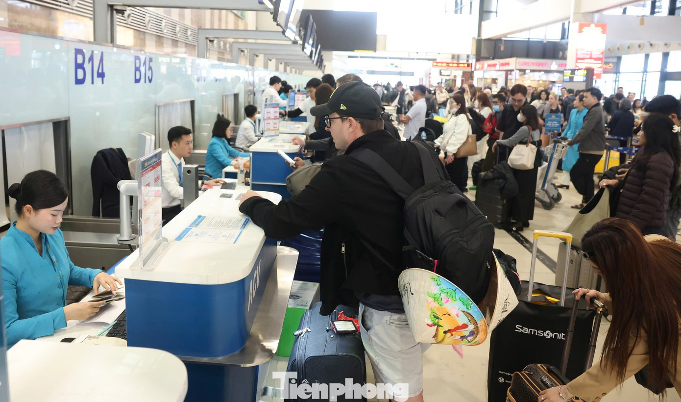Sân bay Nội Bài đông nghịt - Ảnh 3