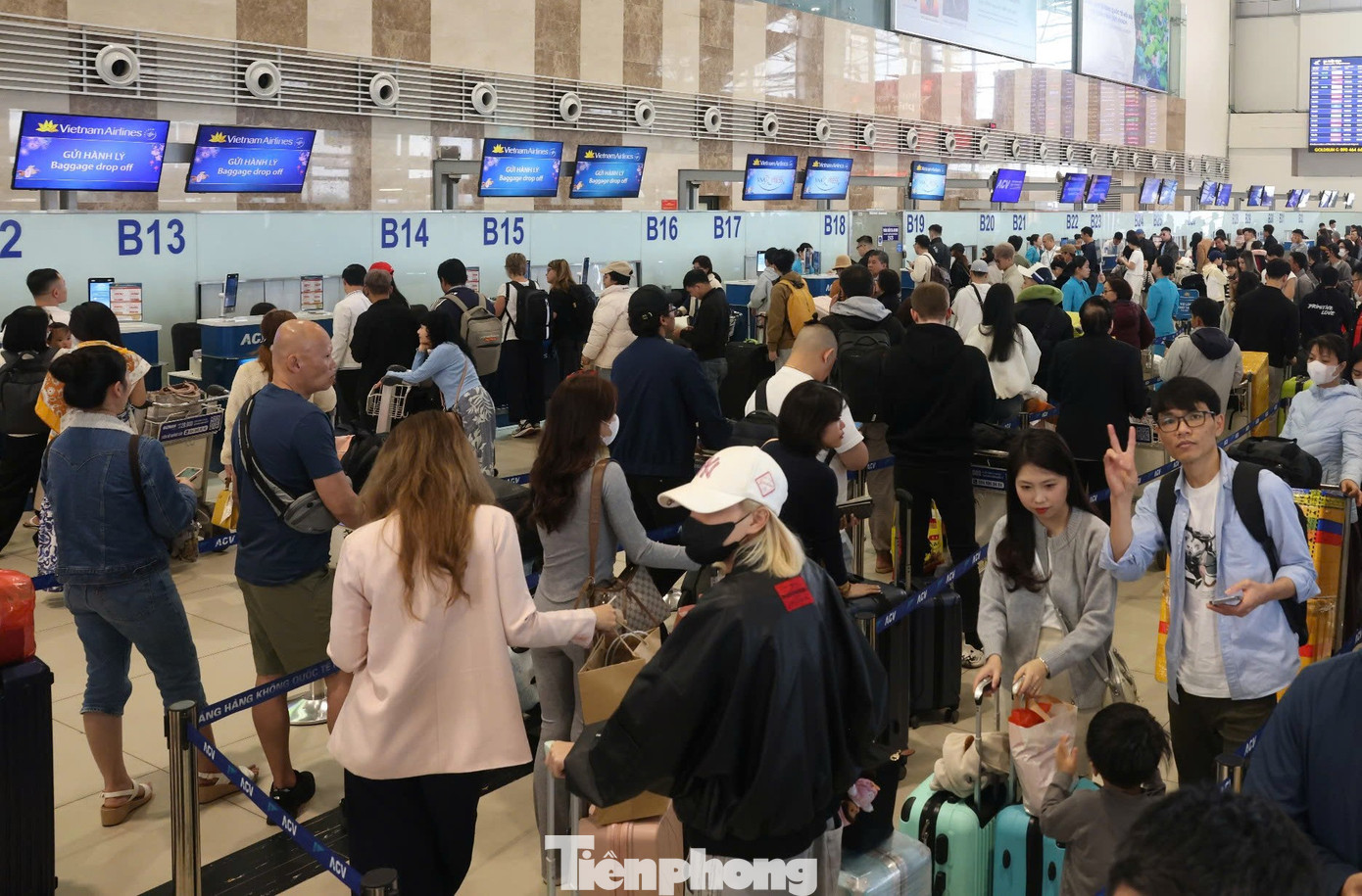 Sân bay Nội Bài đông nghịt - Ảnh 5