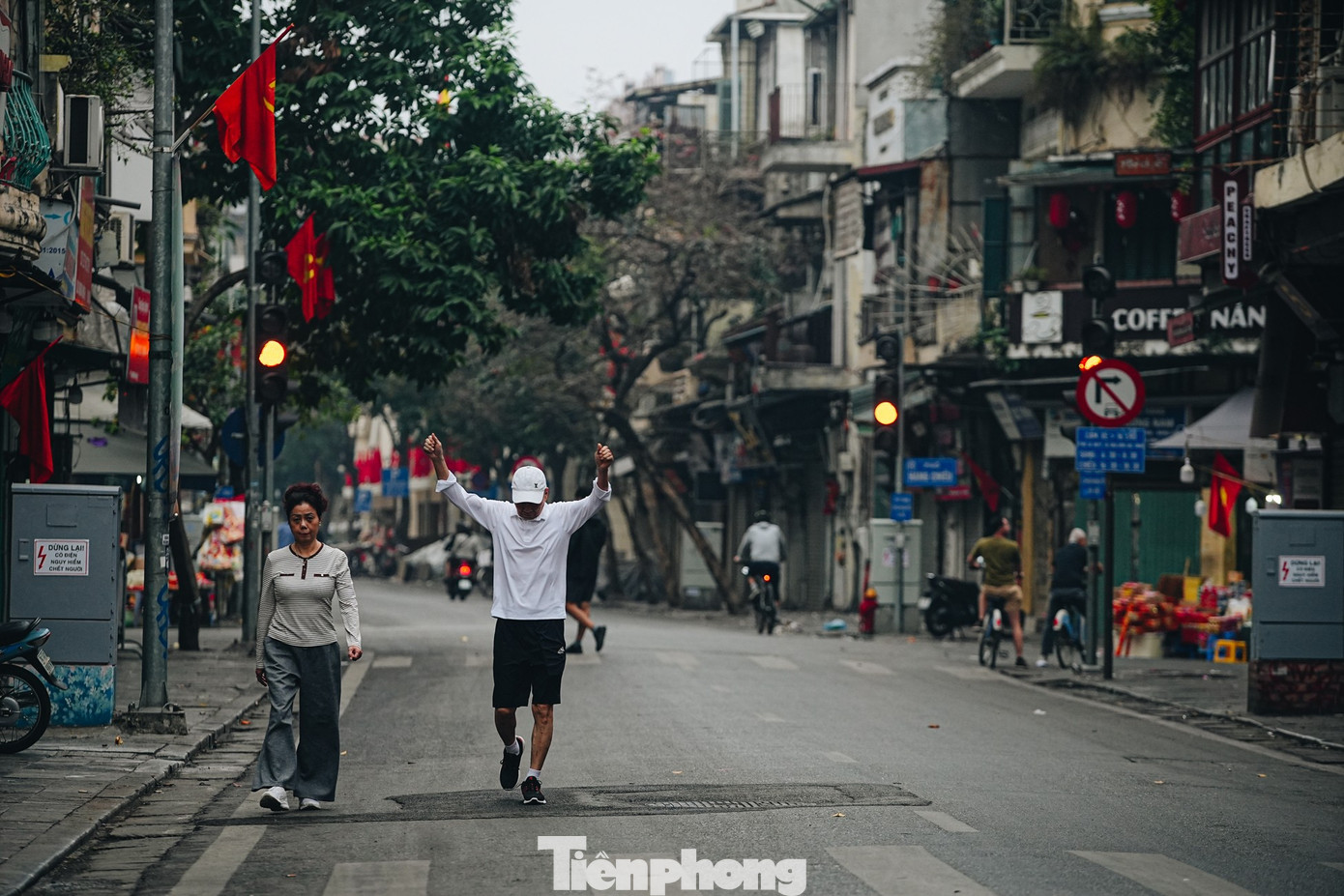 Vẻ đẹp hiếm có của Hà Nội trong buổi sáng đầu năm - Ảnh 11