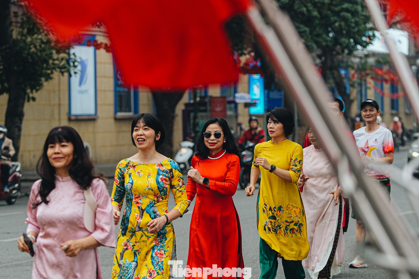 Vẻ đẹp hiếm có của Hà Nội trong buổi sáng đầu năm - Ảnh 30