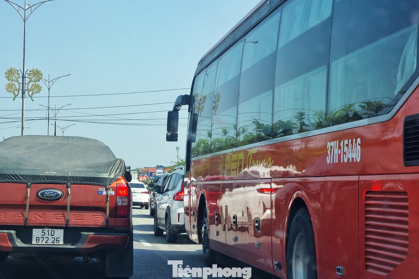 Ô tô nối đuôi bò trên quốc lộ qua miền Trung - Ảnh 3