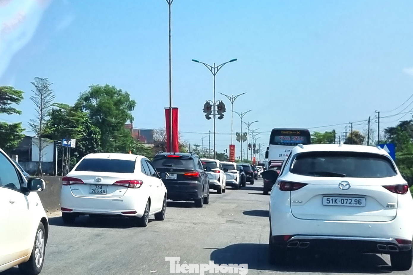 Ô tô nối đuôi bò trên quốc lộ qua miền Trung - Ảnh 2