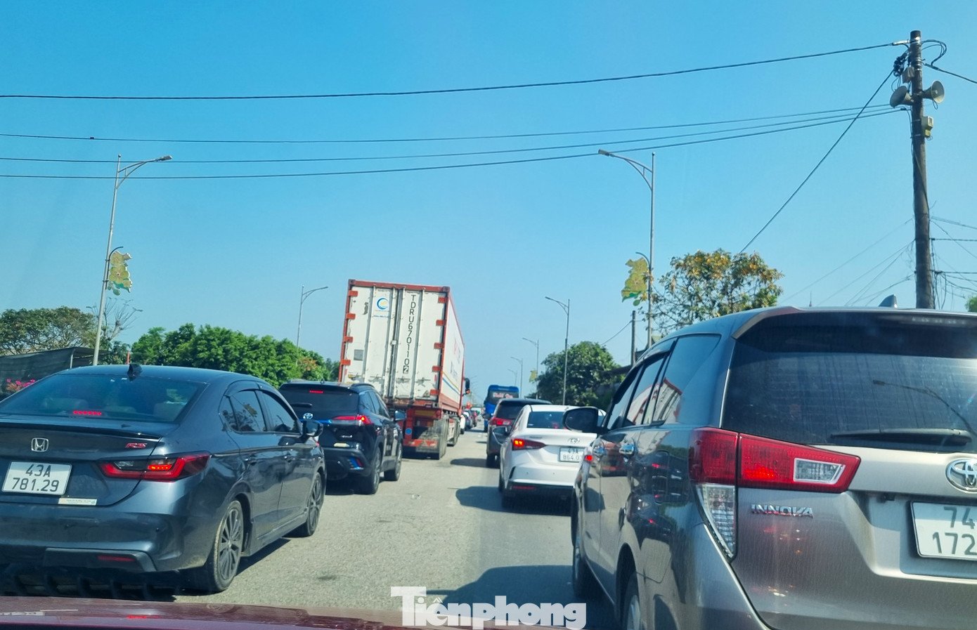 Ô tô nối đuôi bò trên quốc lộ qua miền Trung - Ảnh 4