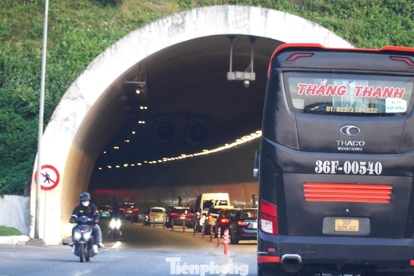 Ô tô nối đuôi bò trên quốc lộ qua miền Trung - Ảnh 13