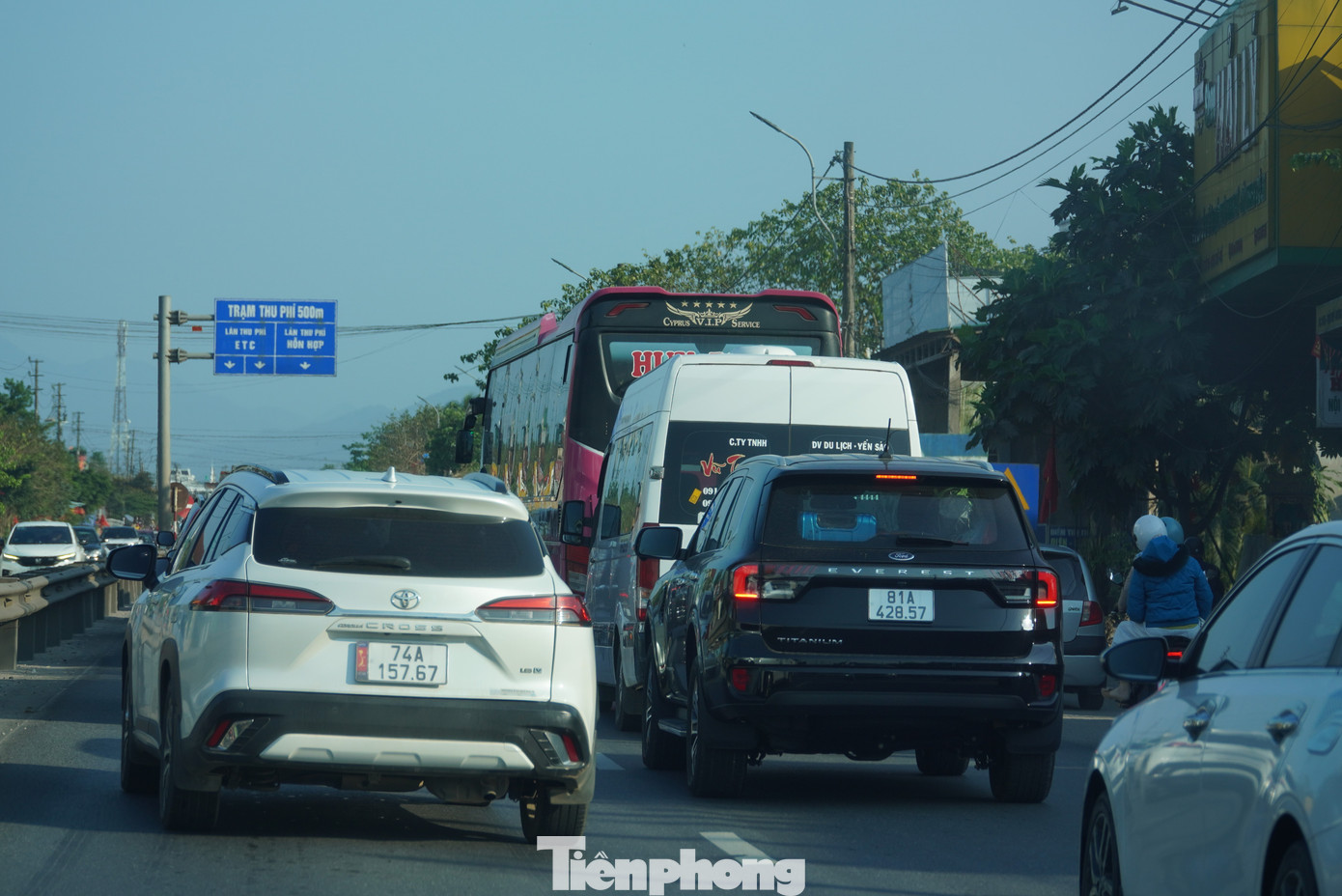 Ô tô nối đuôi bò trên quốc lộ qua miền Trung - Ảnh 11