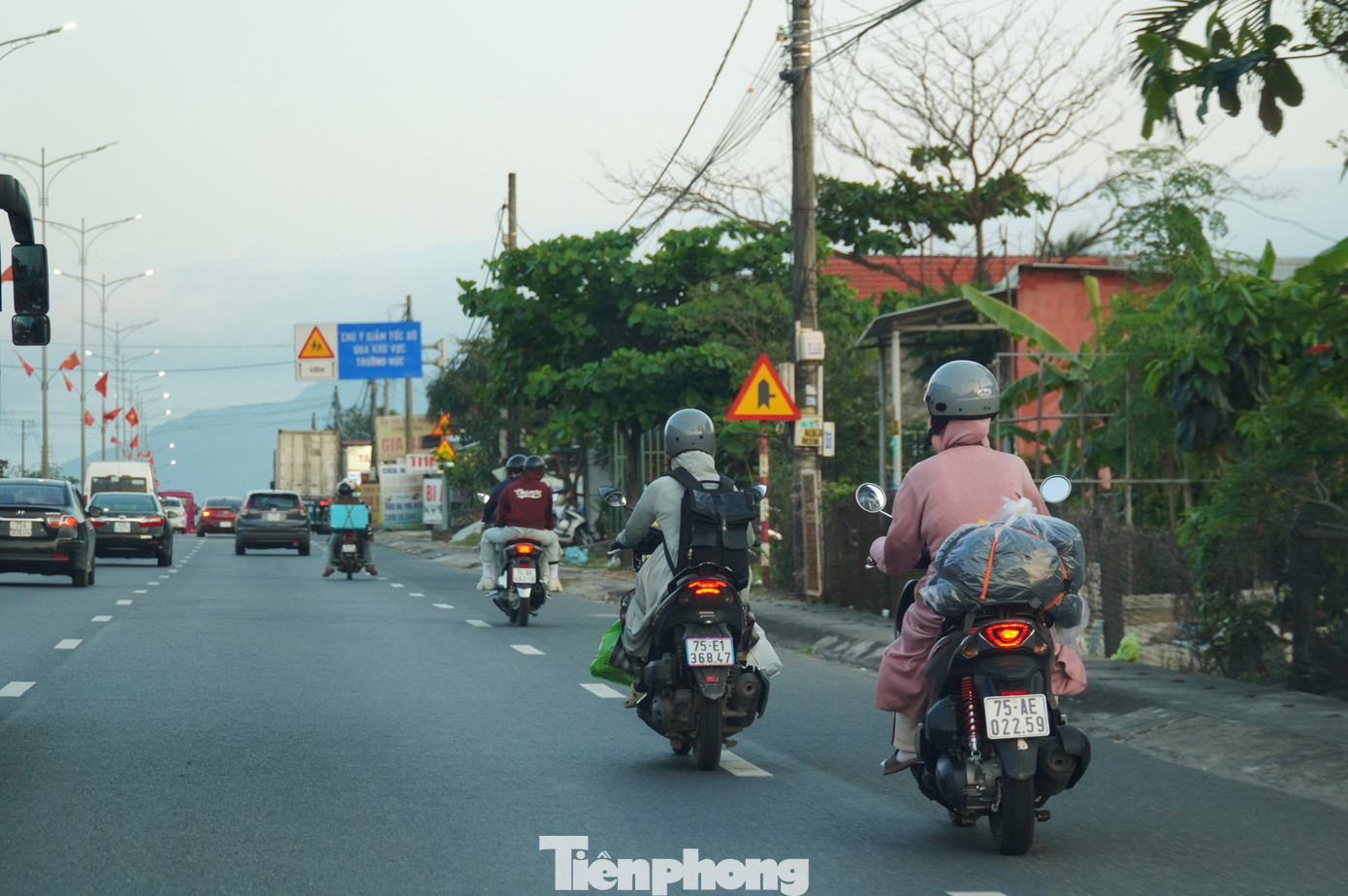 Ô tô nối đuôi bò trên quốc lộ qua miền Trung - Ảnh 12