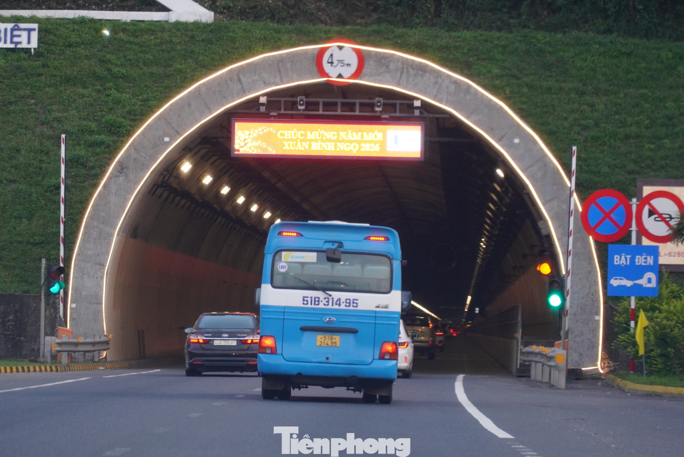 Ô tô nối đuôi bò trên quốc lộ qua miền Trung - Ảnh 15