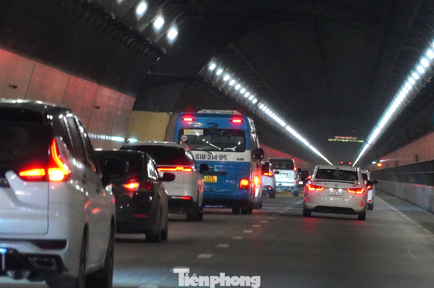 Ô tô nối đuôi bò trên quốc lộ qua miền Trung - Ảnh 16