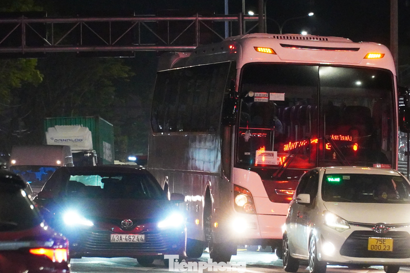 Ô tô nối đuôi bò trên quốc lộ qua miền Trung - Ảnh 17