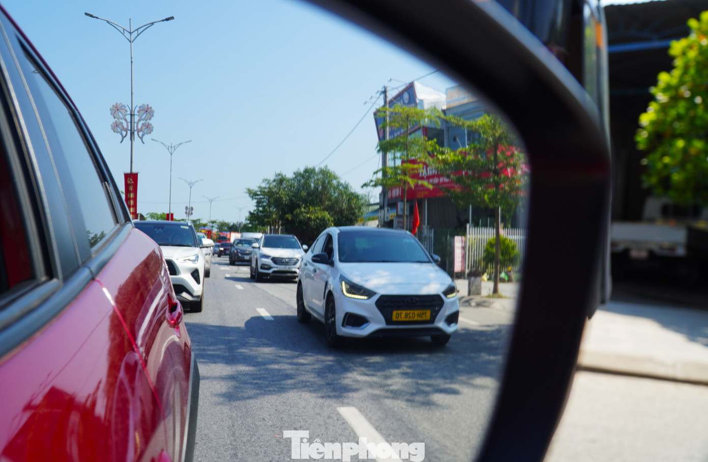 Ô tô nối đuôi bò trên quốc lộ qua miền Trung - Ảnh 5