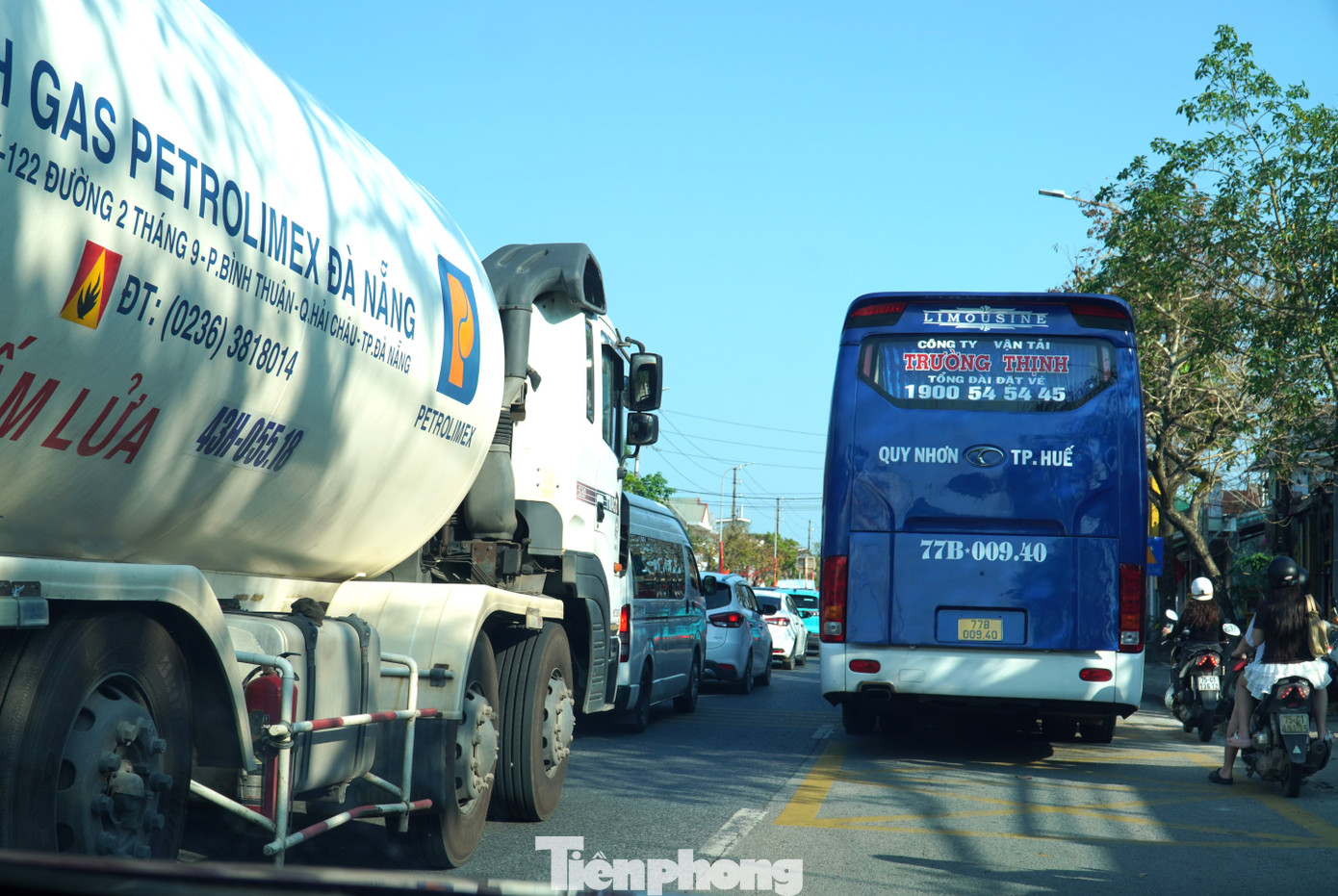 Ô tô nối đuôi bò trên quốc lộ qua miền Trung - Ảnh 6