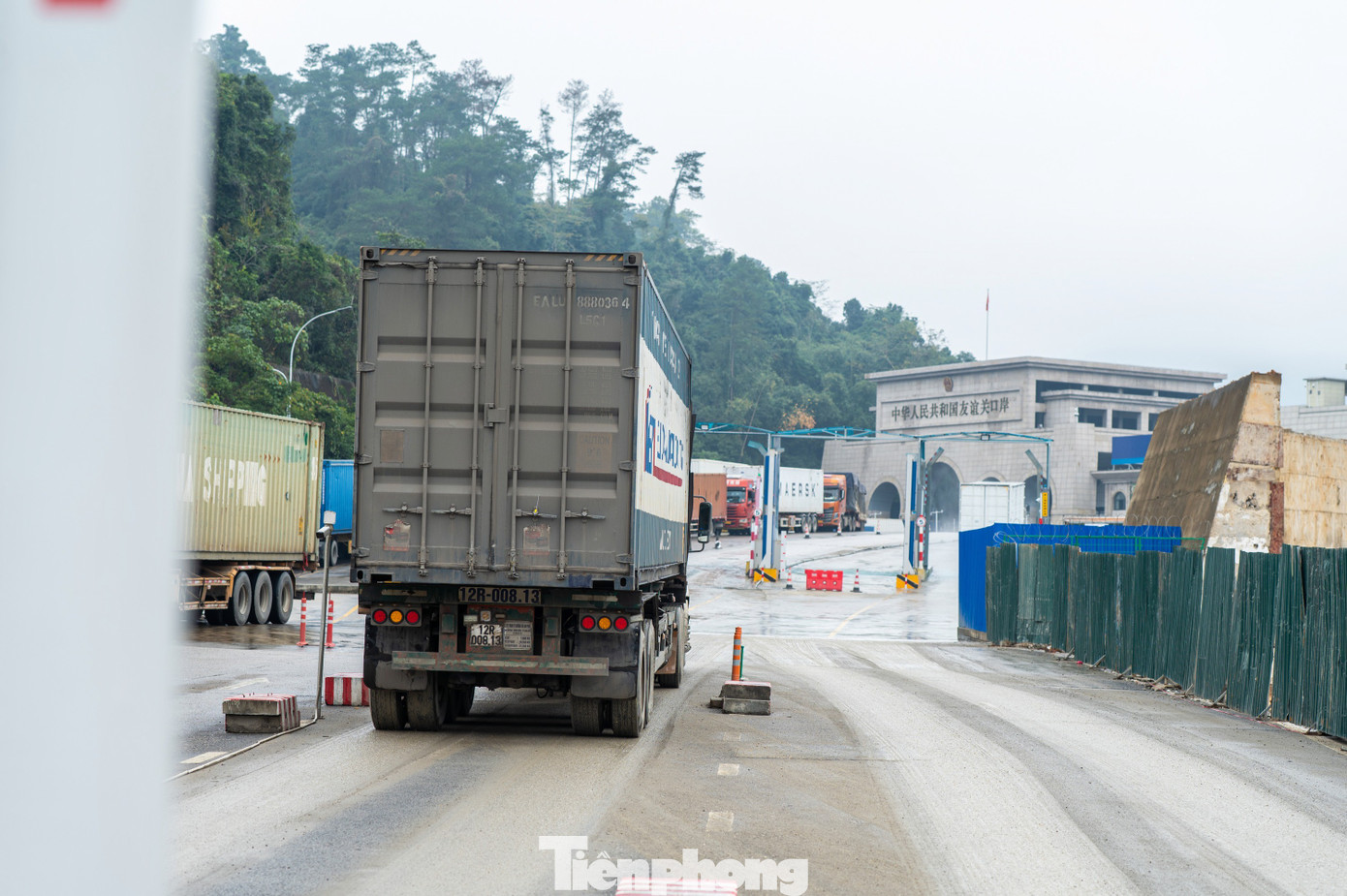 Hơn 1.400 xe chở hàng sang Trung Quốc qua cửa khẩu Lạng Sơn dịp Tết - Ảnh 1