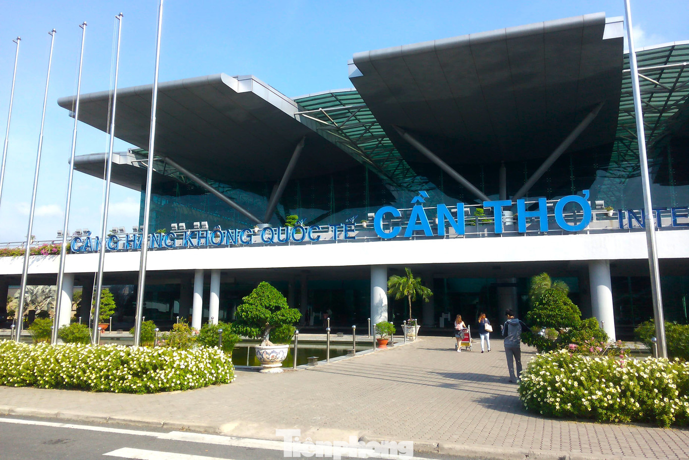 Sân bay quốc tế lớn nhất miền Tây ra sao vào dịp Tết? - Ảnh 1