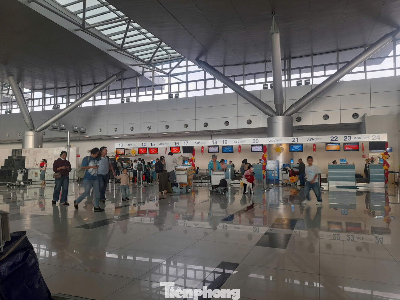 Sân bay quốc tế lớn nhất miền Tây ra sao vào dịp Tết? - Ảnh 2