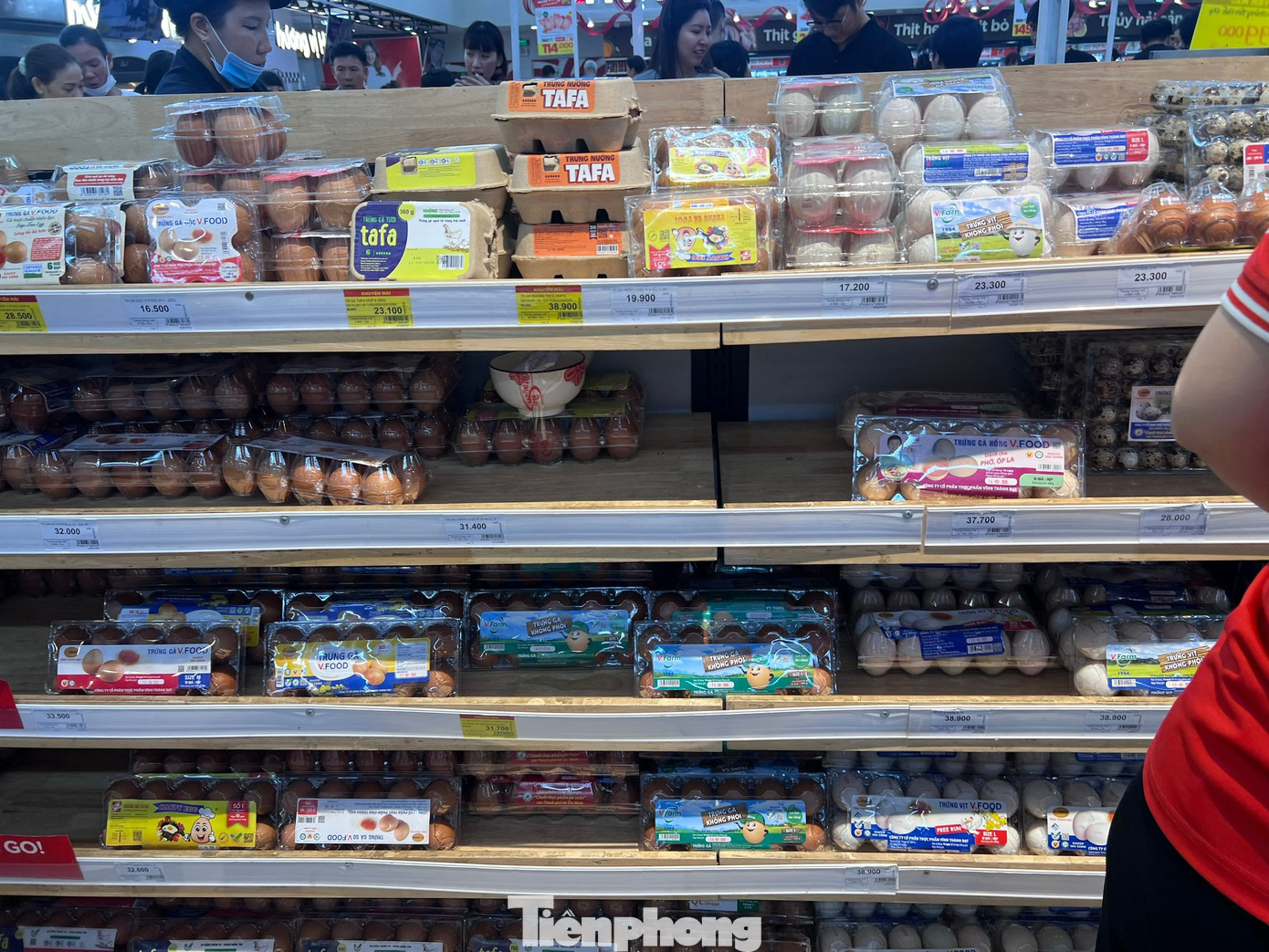 Nửa đêm, siêu thị vẫn ken đặc người mua sắm Tết - Ảnh 8