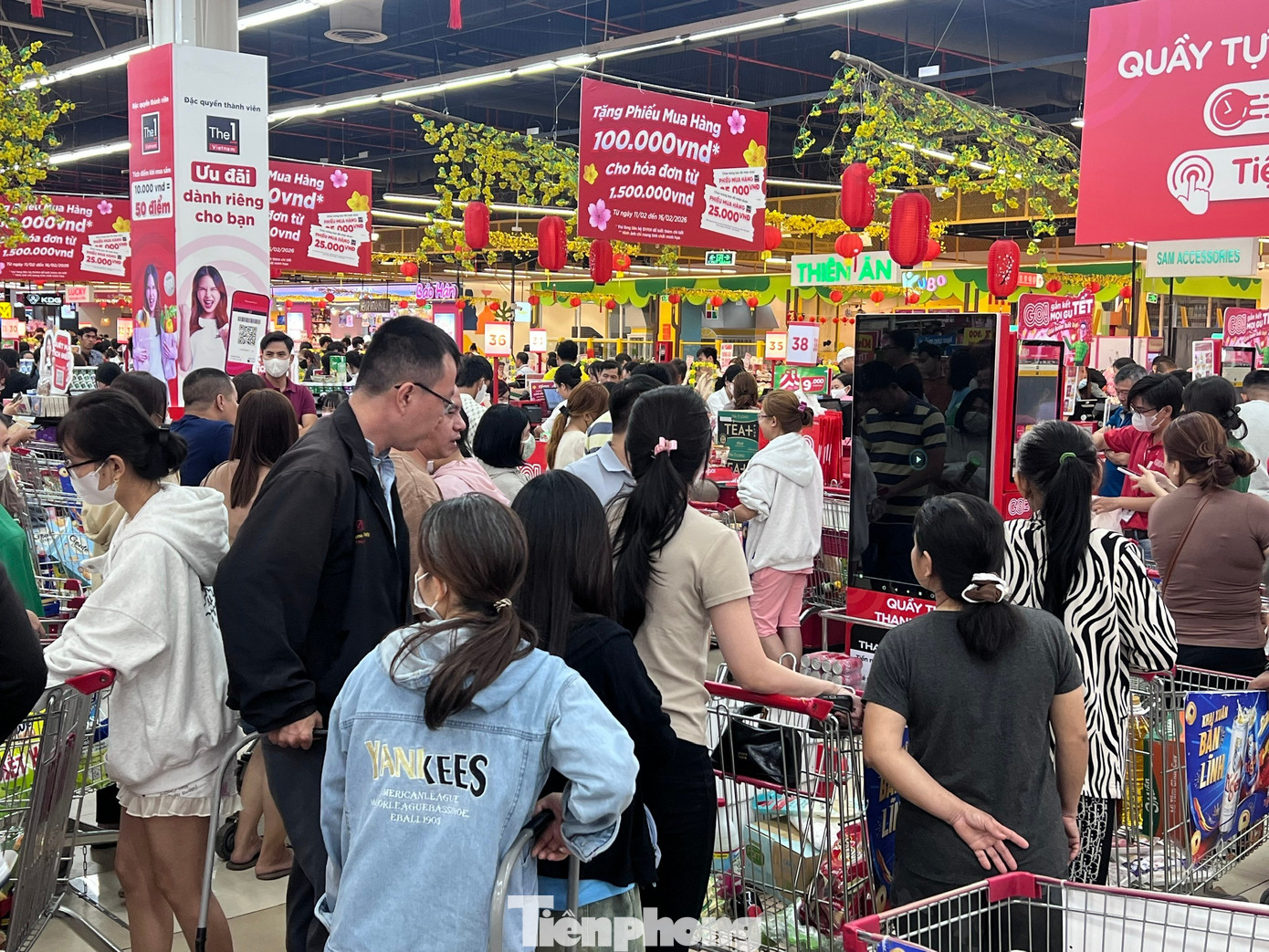 Nửa đêm, siêu thị vẫn ken đặc người mua sắm Tết - Ảnh 20