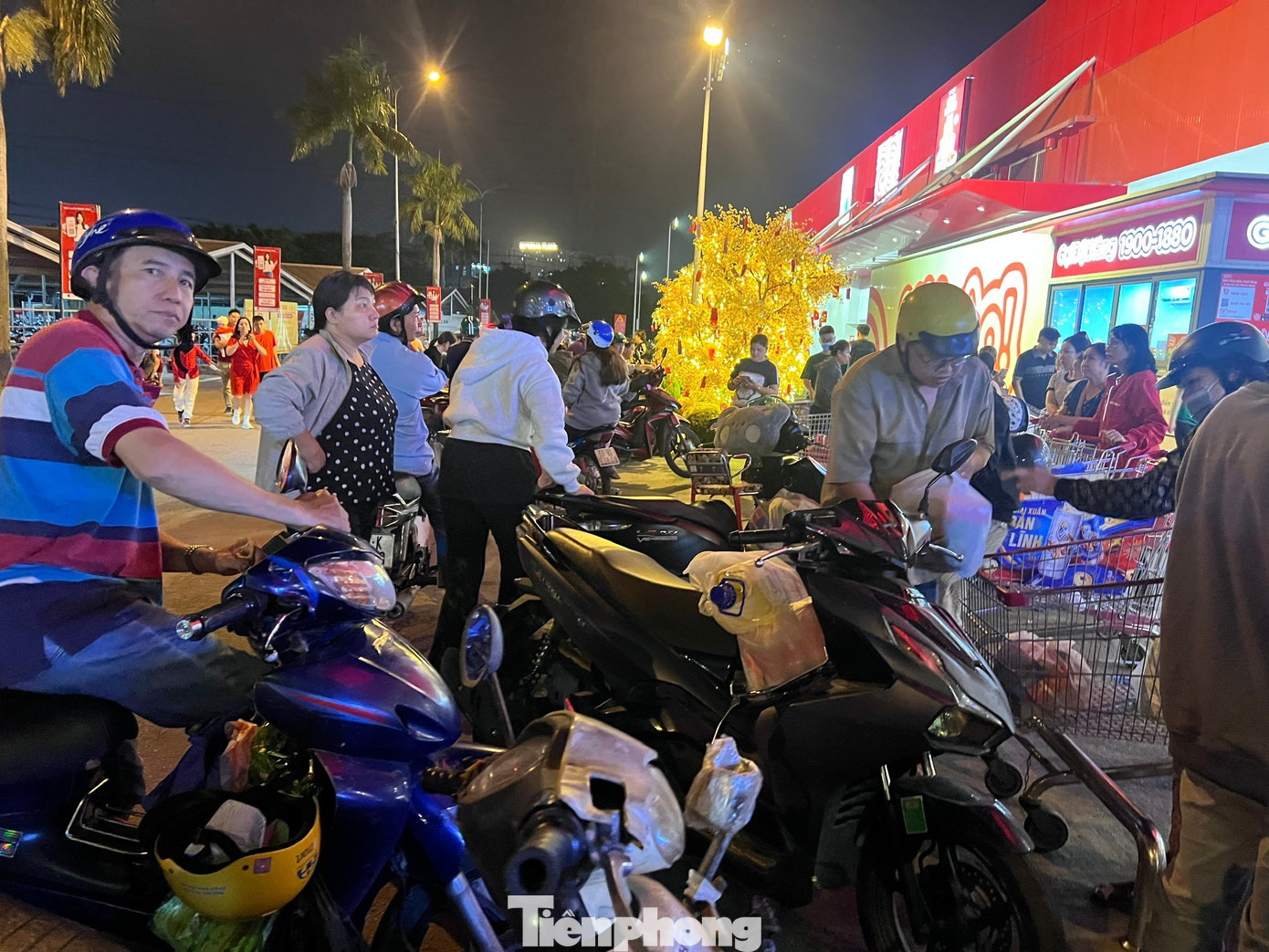 Nửa đêm, siêu thị vẫn ken đặc người mua sắm Tết - Ảnh 25