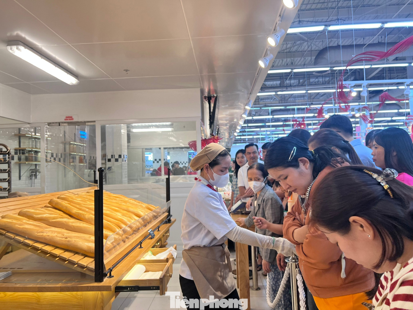 Nửa đêm, siêu thị vẫn ken đặc người mua sắm Tết - Ảnh 15