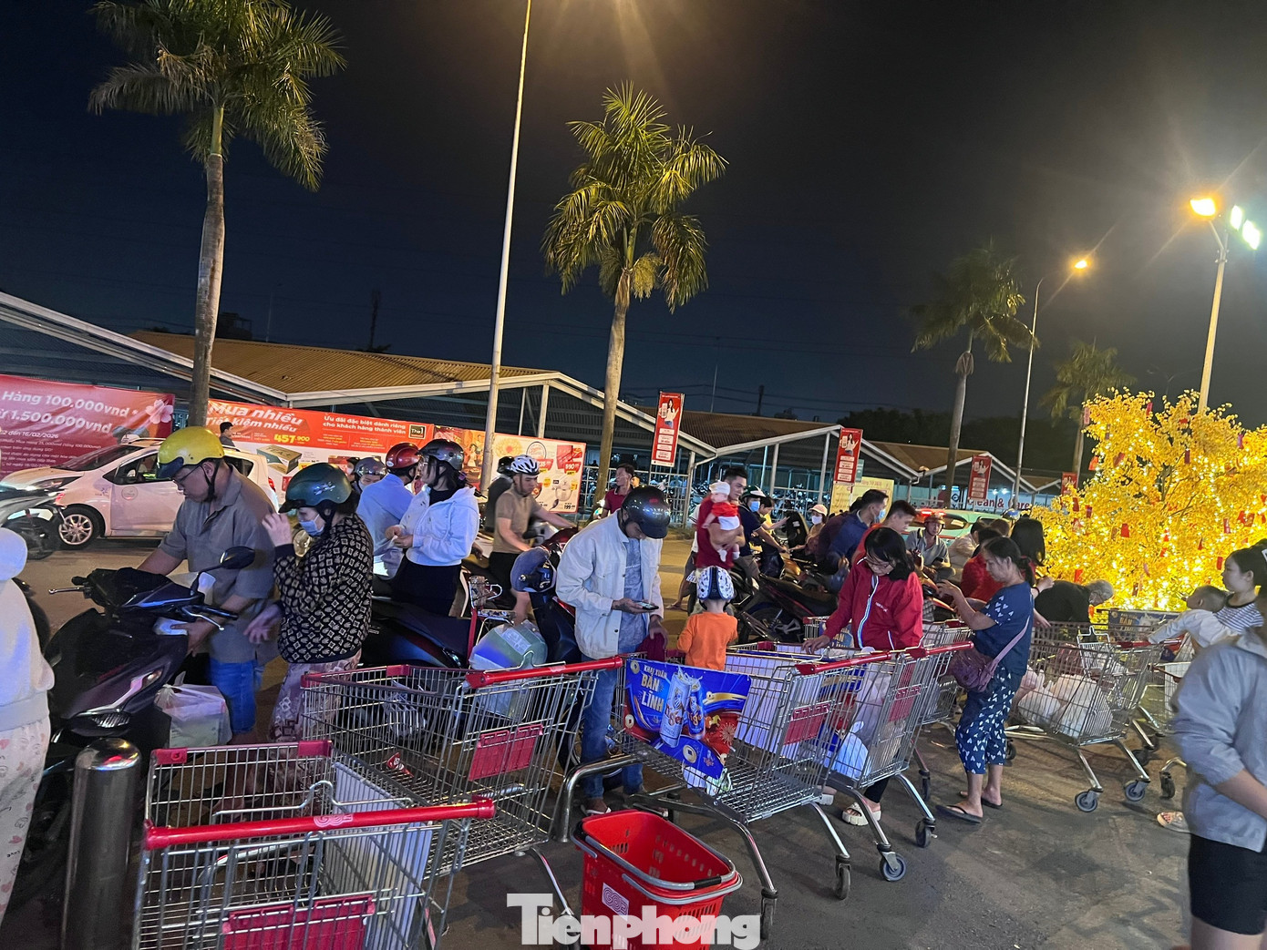 Nửa đêm, siêu thị vẫn ken đặc người mua sắm Tết - Ảnh 24