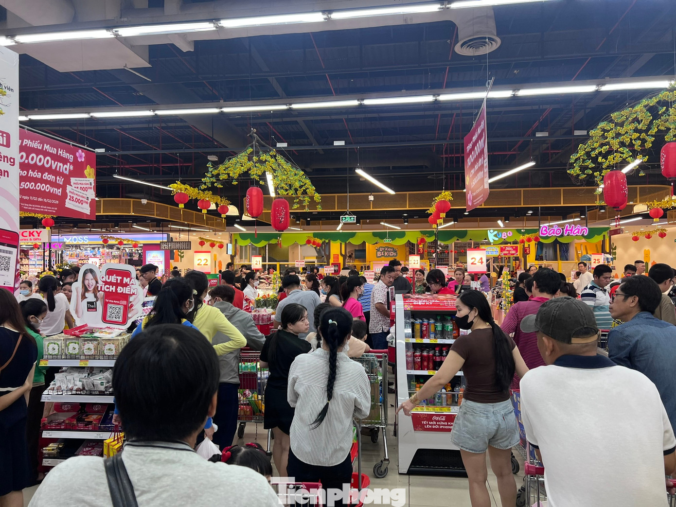 Nửa đêm, siêu thị vẫn ken đặc người mua sắm Tết - Ảnh 19