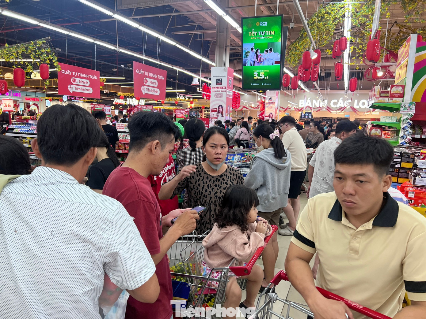 Nửa đêm, siêu thị vẫn ken đặc người mua sắm Tết - Ảnh 11