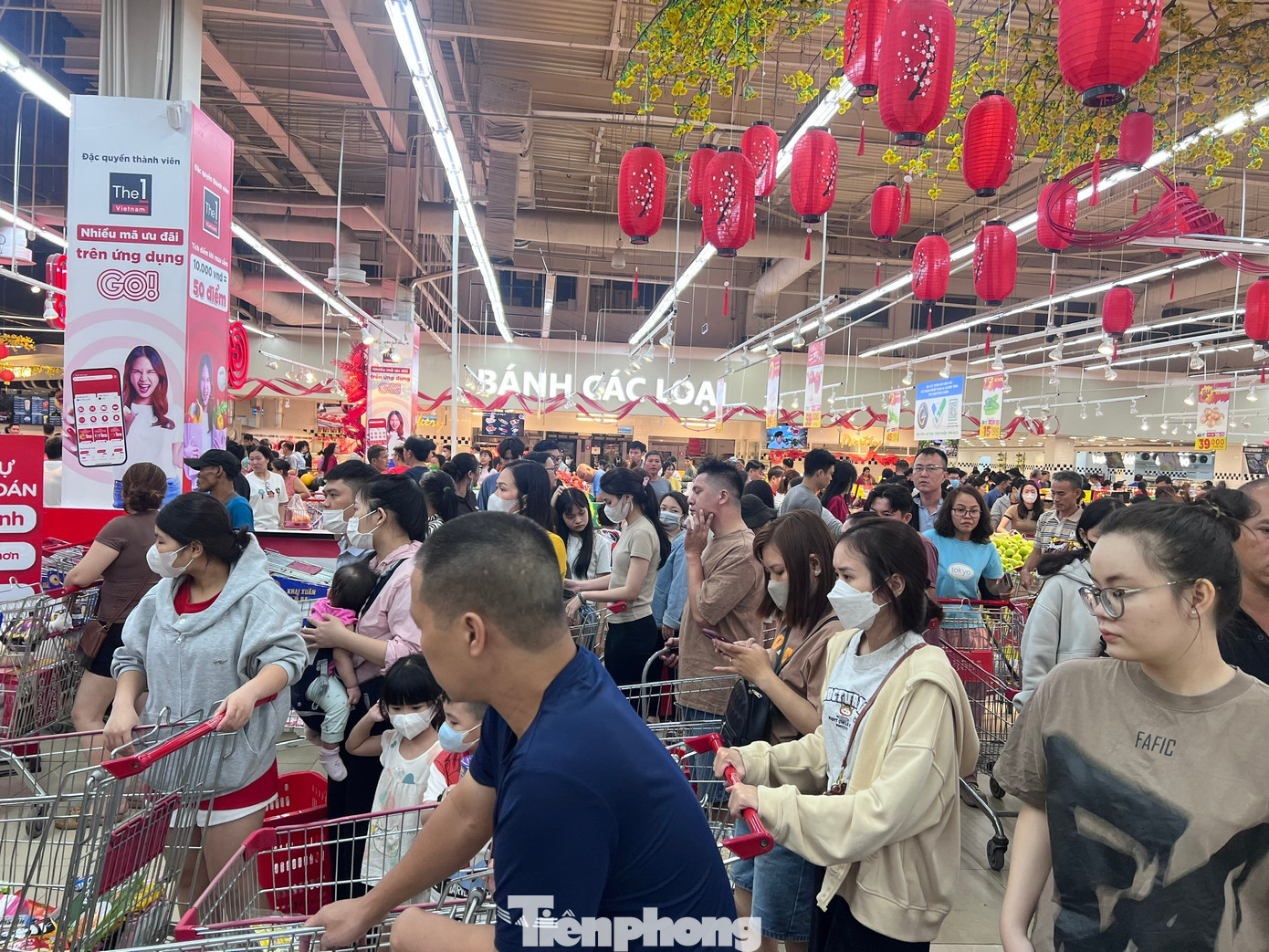 Nửa đêm, siêu thị vẫn ken đặc người mua sắm Tết - Ảnh 18