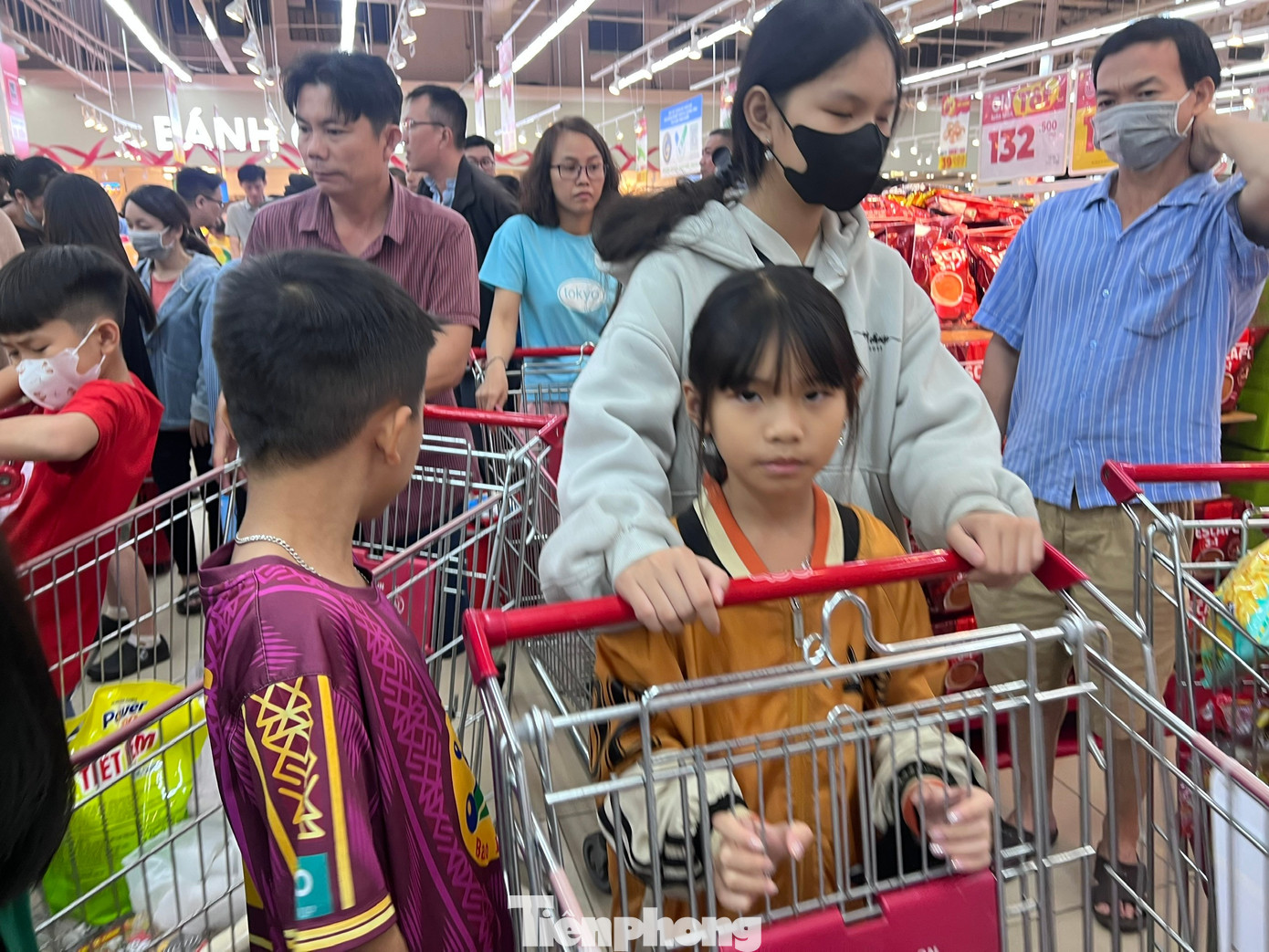 Nửa đêm, siêu thị vẫn ken đặc người mua sắm Tết - Ảnh 9