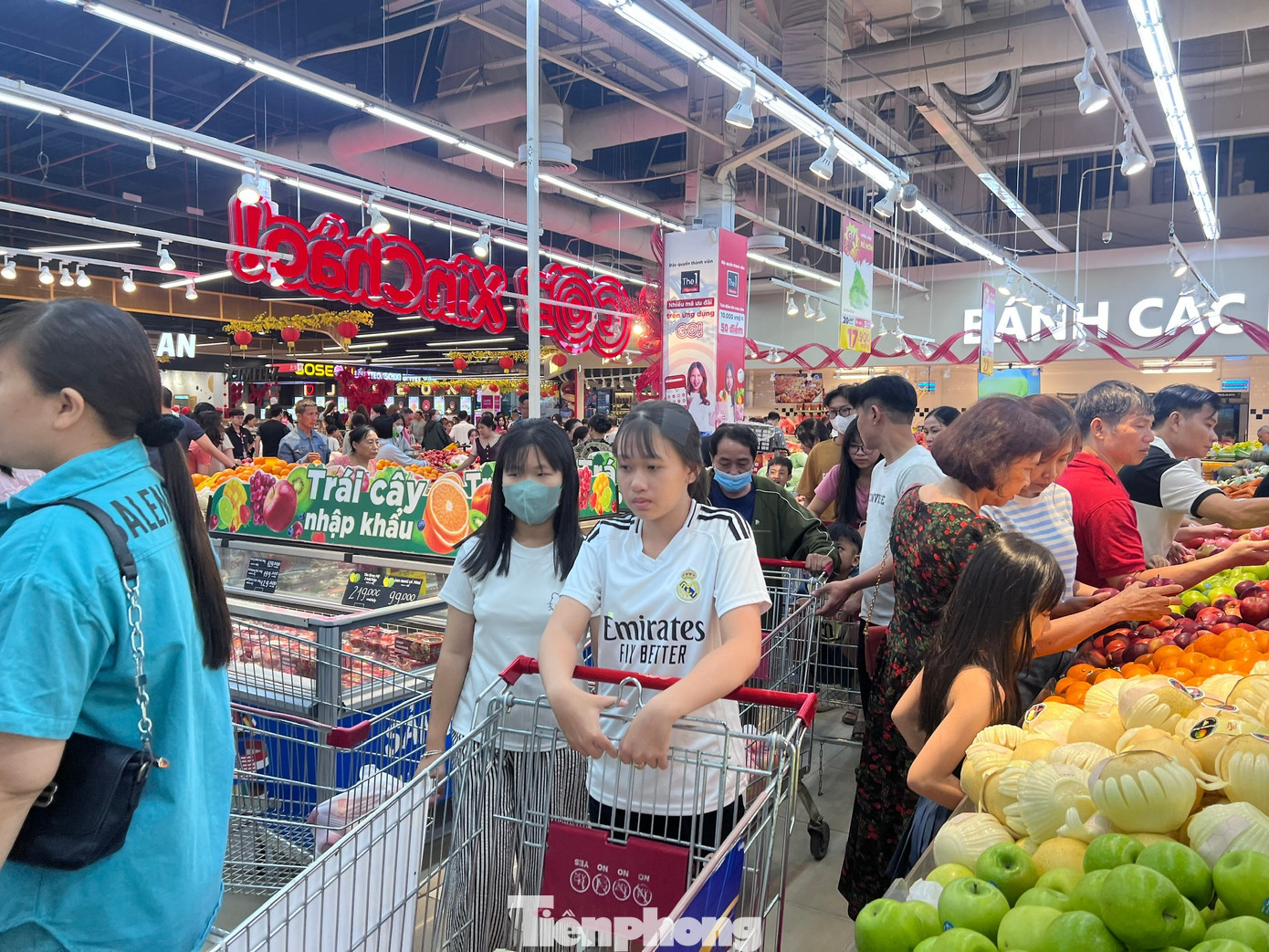 Nửa đêm, siêu thị vẫn ken đặc người mua sắm Tết - Ảnh 17