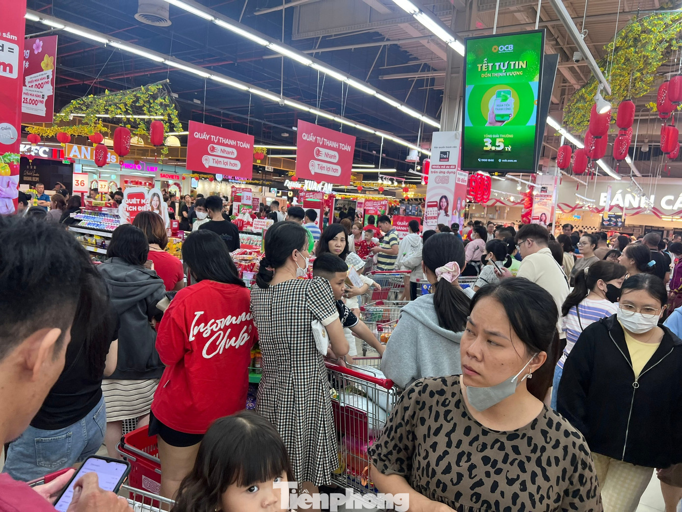 Nửa đêm, siêu thị vẫn ken đặc người mua sắm Tết - Ảnh 16