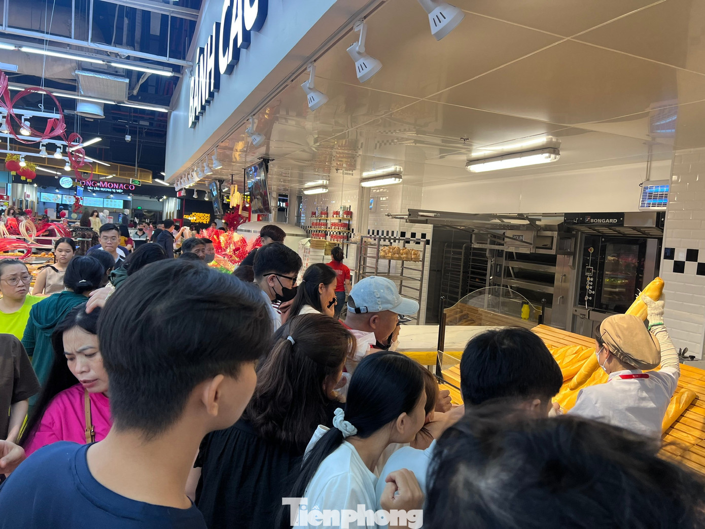 Nửa đêm, siêu thị vẫn ken đặc người mua sắm Tết - Ảnh 14