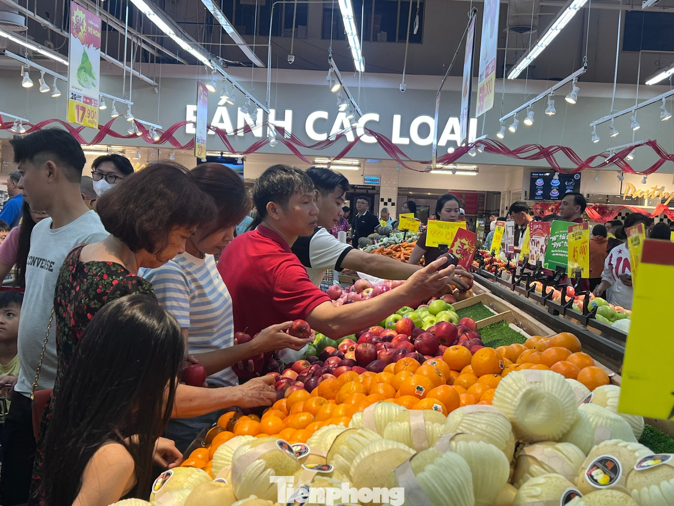 Nửa đêm, siêu thị vẫn ken đặc người mua sắm Tết - Ảnh 13