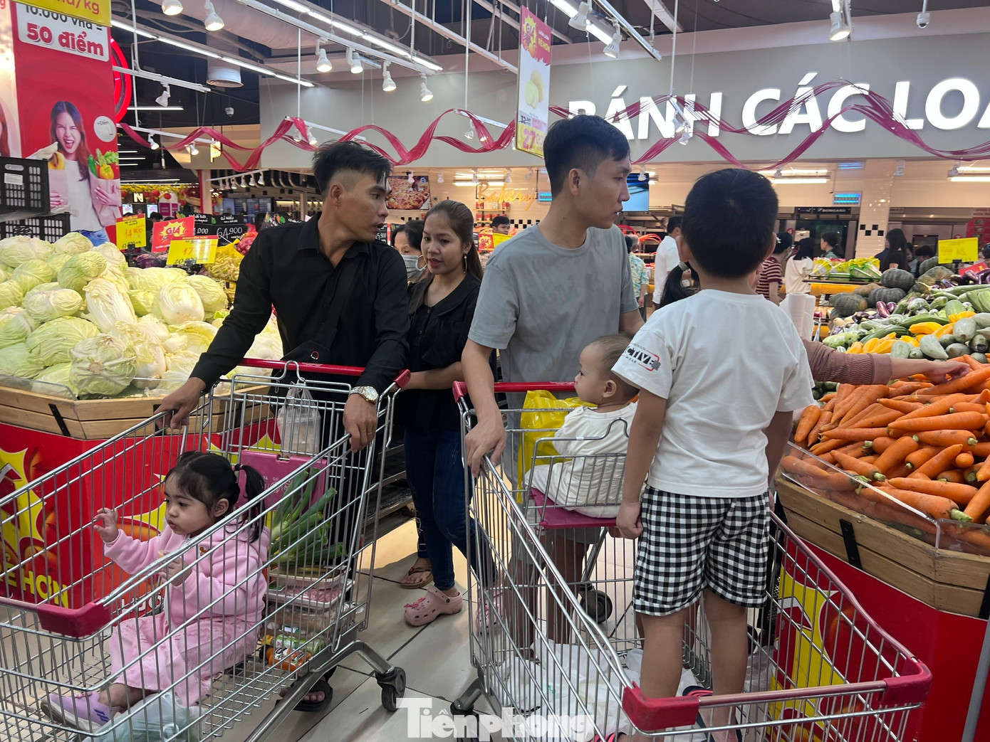 Nửa đêm, siêu thị vẫn ken đặc người mua sắm Tết - Ảnh 10