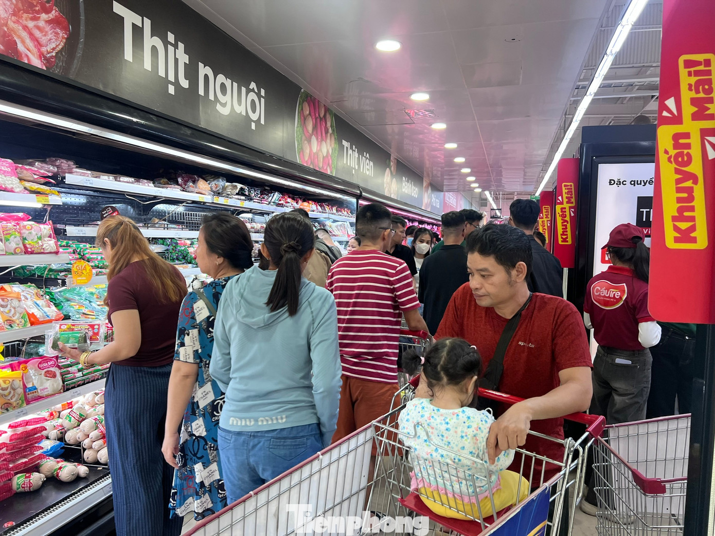 Nửa đêm, siêu thị vẫn ken đặc người mua sắm Tết - Ảnh 3