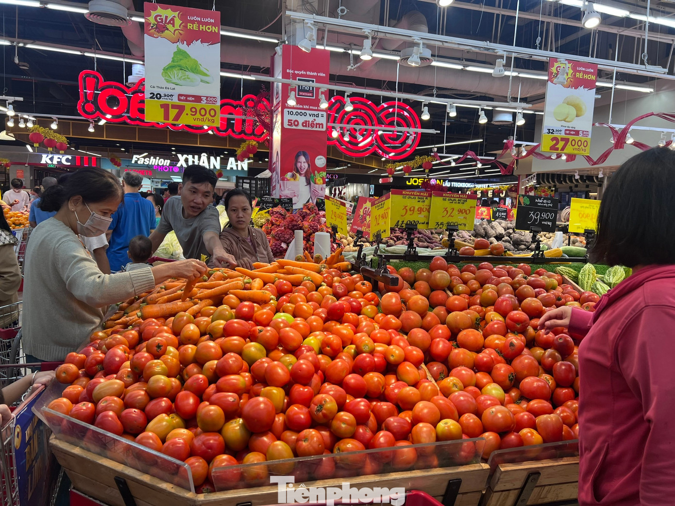 Nửa đêm, siêu thị vẫn ken đặc người mua sắm Tết - Ảnh 12