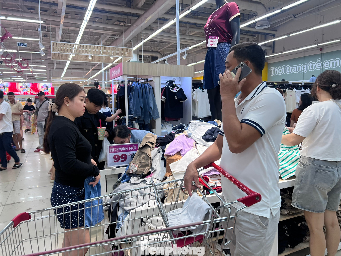 Nửa đêm, siêu thị vẫn ken đặc người mua sắm Tết - Ảnh 22