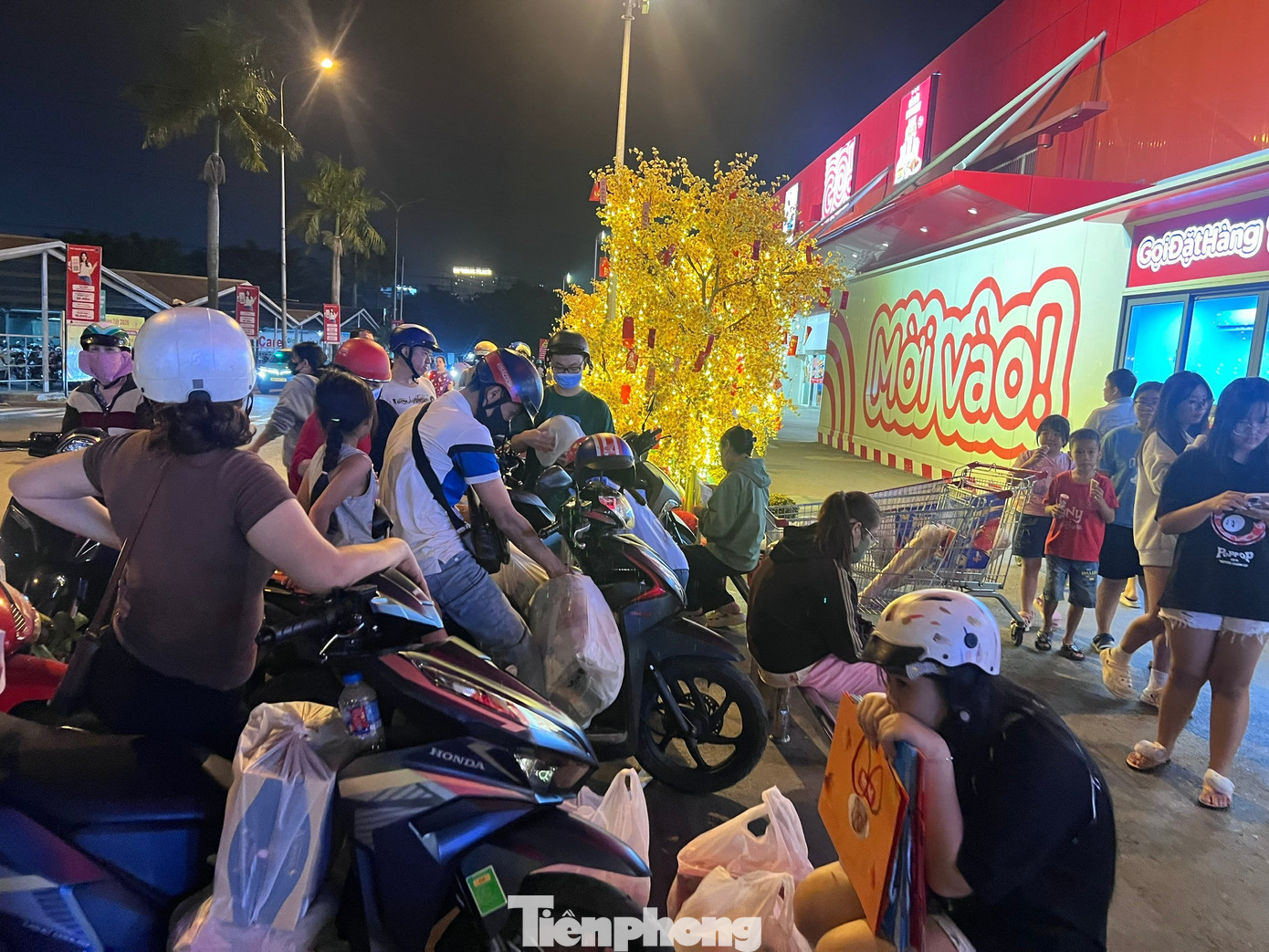 Nửa đêm, siêu thị vẫn ken đặc người mua sắm Tết - Ảnh 23