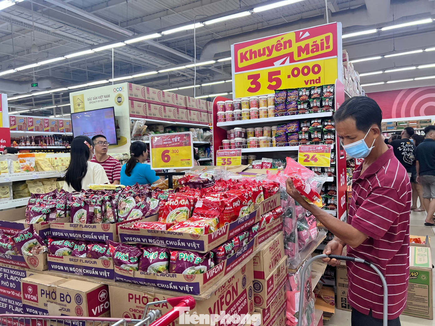 Nửa đêm, siêu thị vẫn ken đặc người mua sắm Tết - Ảnh 6