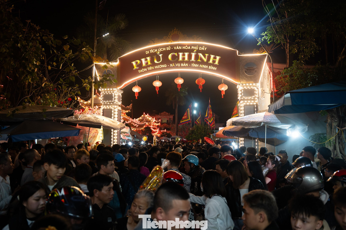 Hàng vạn người 'mua may, bán rủi' xuyên đêm tại phiên chợ lớn nhất Bắc Bộ - Ảnh 12