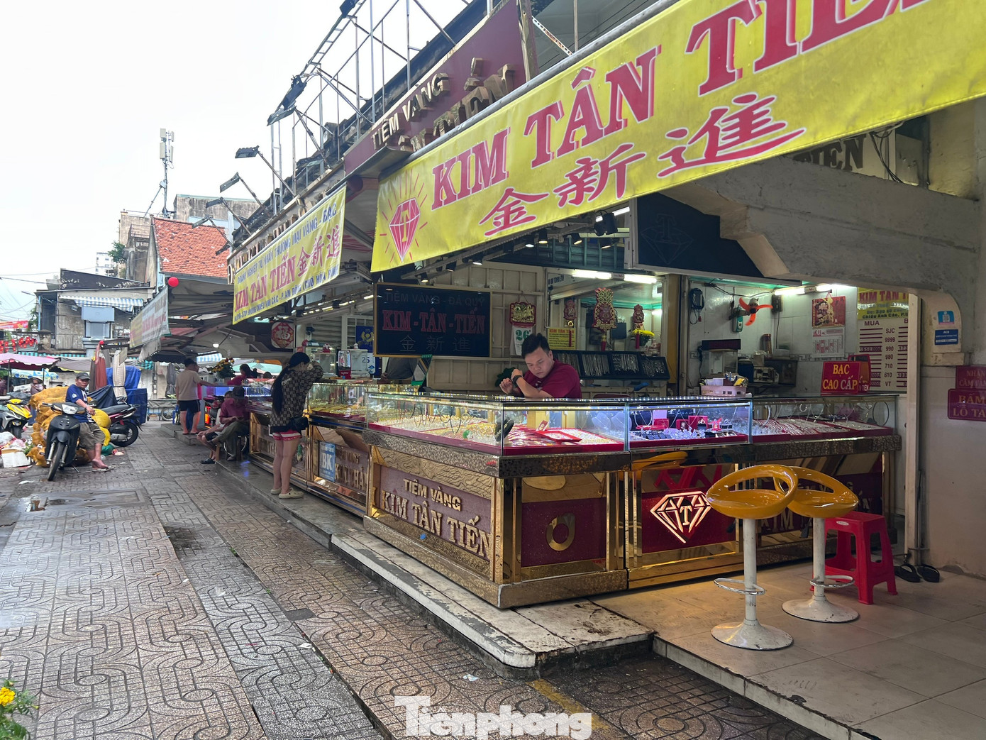 'Phố vàng bạc' sầm uất bỗng dưng vắng tanh vắng ngắt ngày Vía Thần tài - Ảnh 7