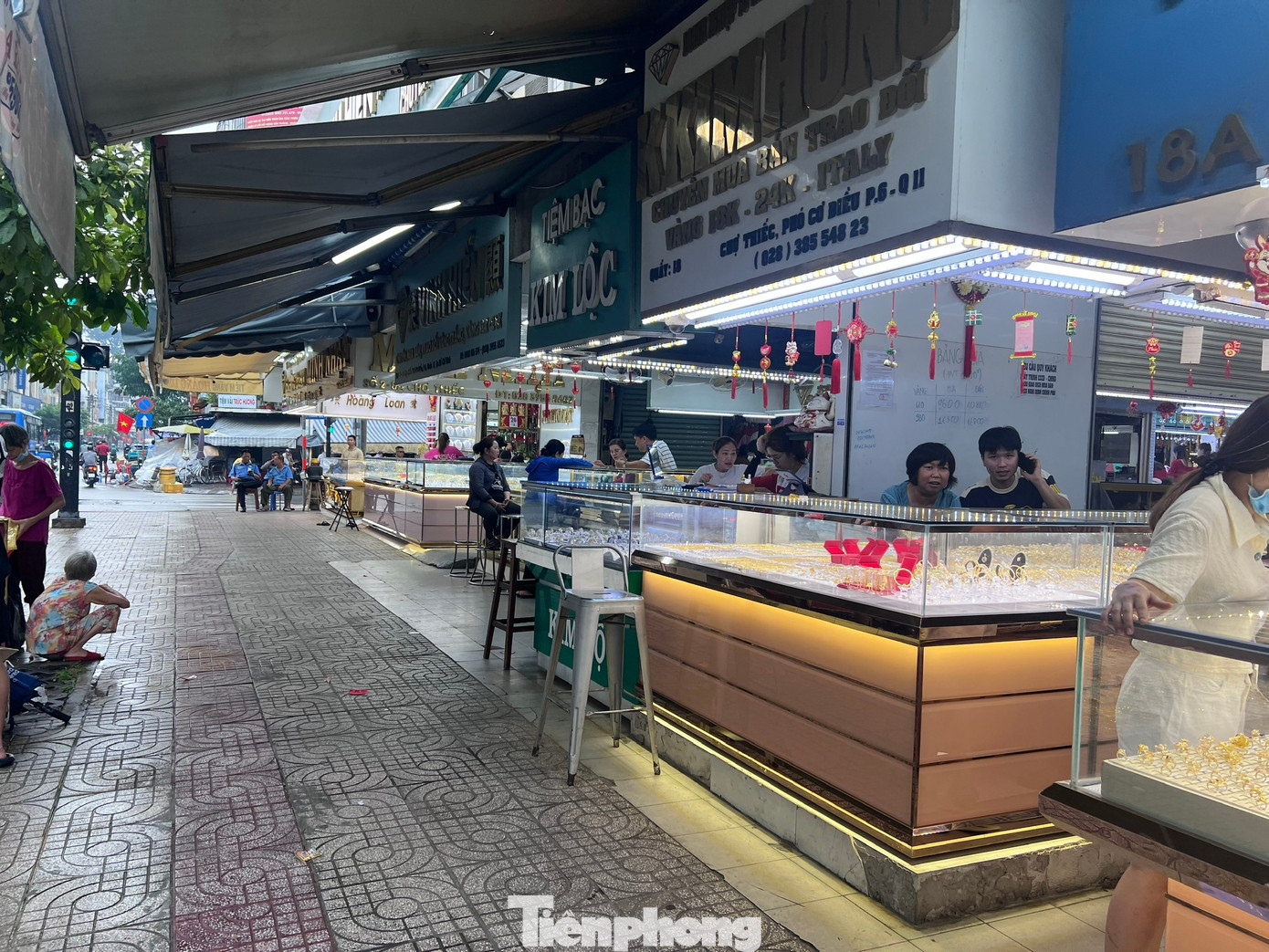 'Phố vàng bạc' sầm uất bỗng dưng vắng tanh vắng ngắt ngày Vía Thần tài - Ảnh 4