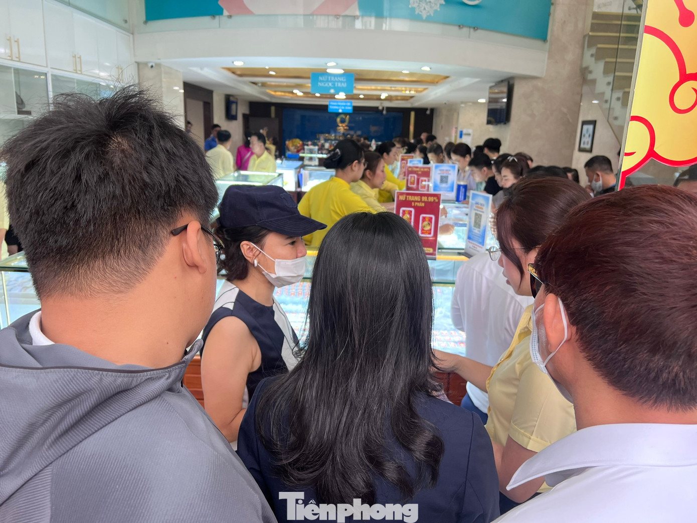 Nhiều người ngỡ ngàng vì mua được vàng quá dễ dàng - Ảnh 1