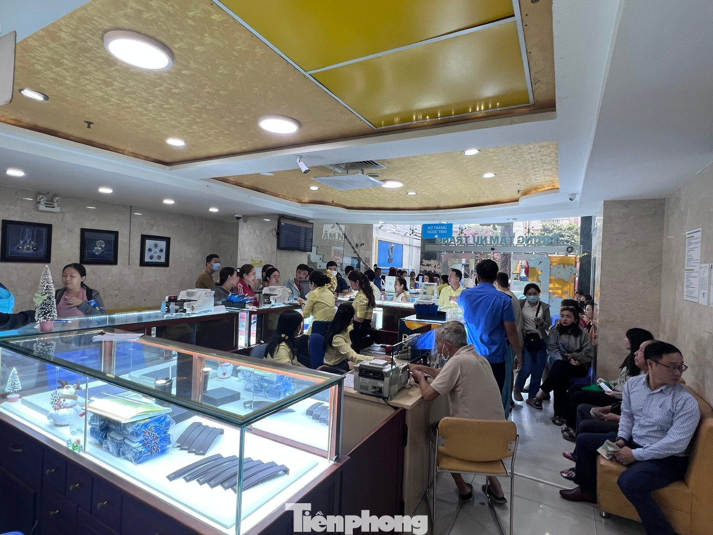 Nhiều người ngỡ ngàng vì mua được vàng quá dễ dàng - Ảnh 5
