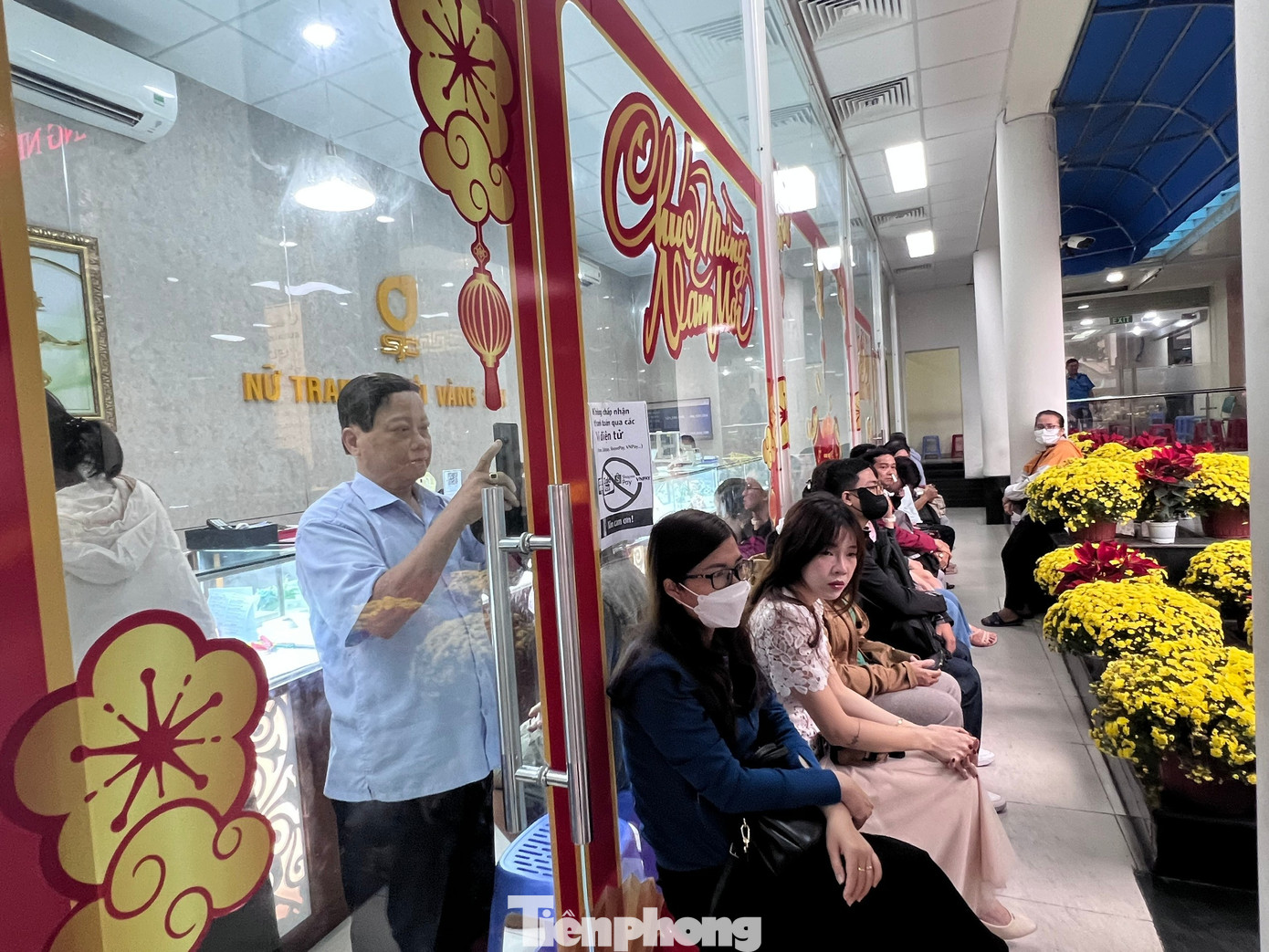 Nhiều người ngỡ ngàng vì mua được vàng quá dễ dàng - Ảnh 4