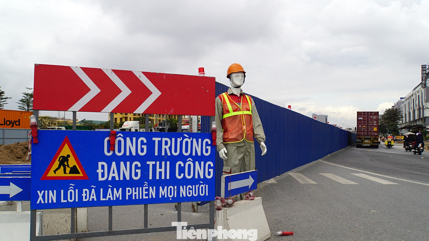 Lắp đèn chiếu sáng cho người dân qua công trường giao thông đẹp nhất Hải Phòng ngày Tết - Ảnh 13