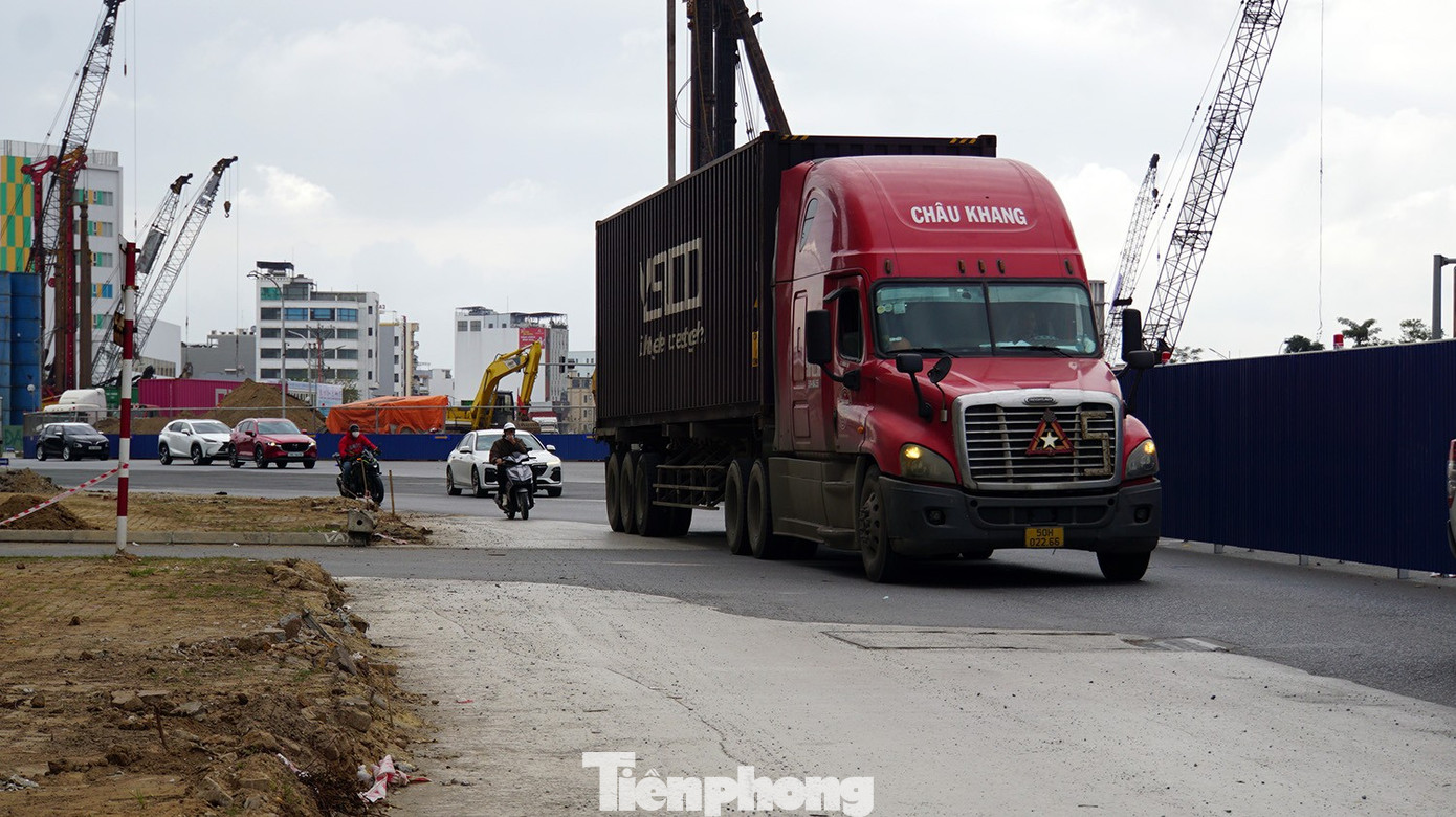 Lắp đèn chiếu sáng cho người dân qua công trường giao thông đẹp nhất Hải Phòng ngày Tết - Ảnh 7